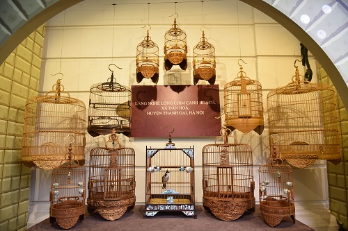 Nhiều lồng chim cao cấp có giá hàng chục triệu đồng được bày bán tại phiên chợ